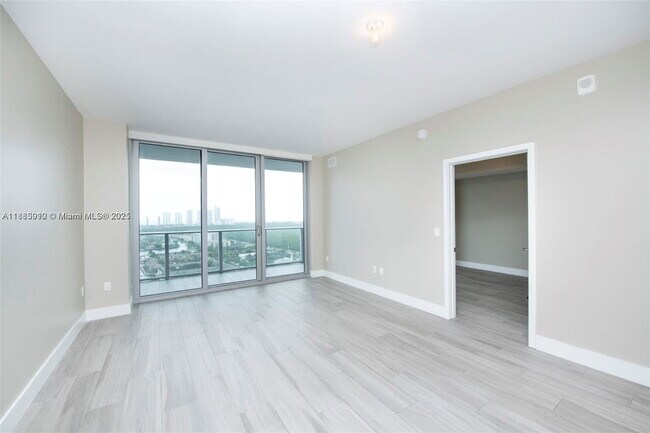 Foto del edificio - 16385 Biscayne Blvd