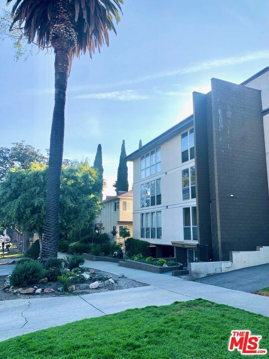Foto del edificio - 1833 Normandie Ave