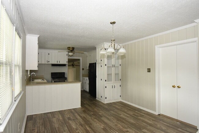 Building Photo - MOVE IN READY