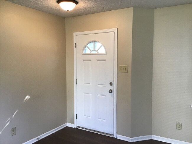Foto del edificio - 8920 Poppy Lane