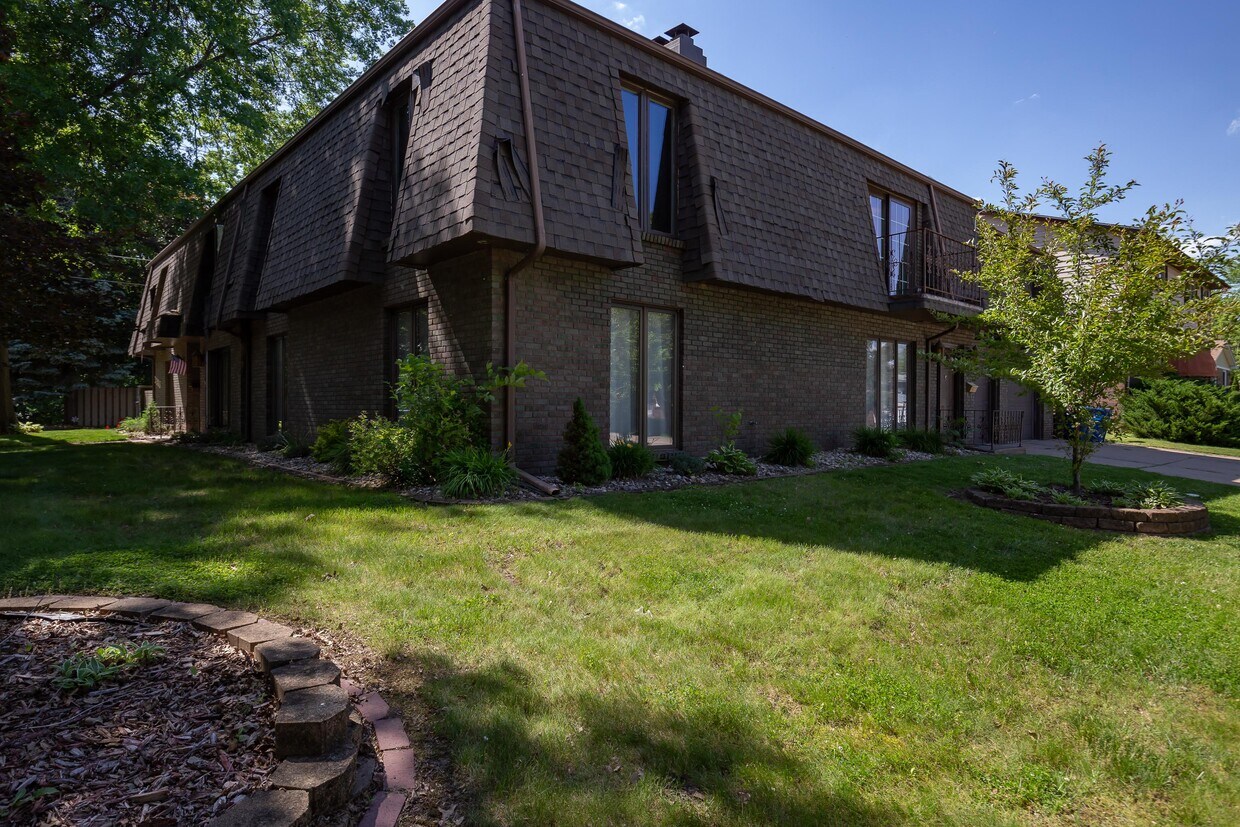 3625 34th St Unit 1, Moline, IL 61265 Condo for Rent in Moline, IL