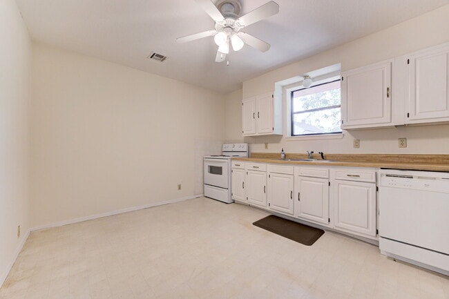 Building Photo - 602 S Flood Ave