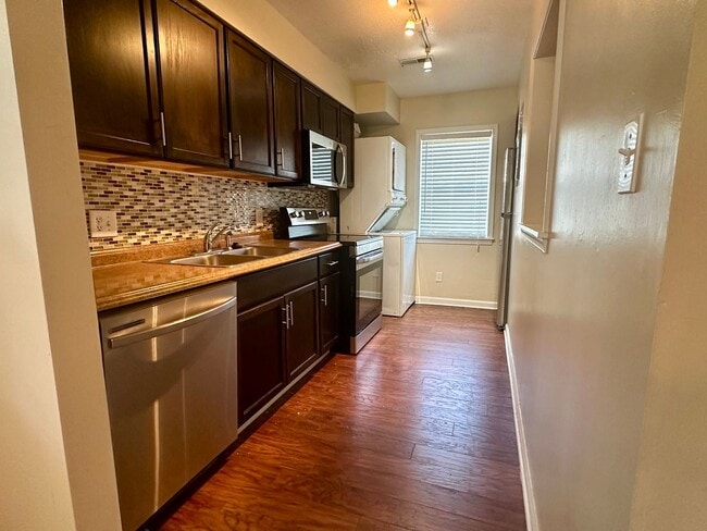 Photo - Awesome 2BR/2BA Townhouse near UNC with DO...