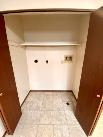 Laundry Hook-ups - 127 E Union St