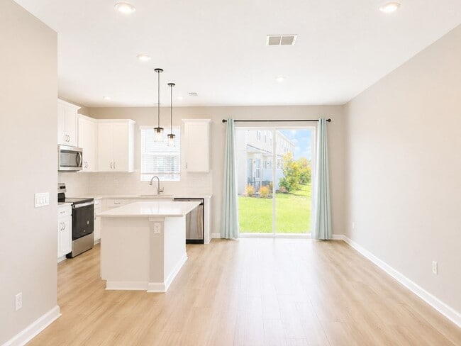 Building Photo - Like New Avalon Park Townhouse