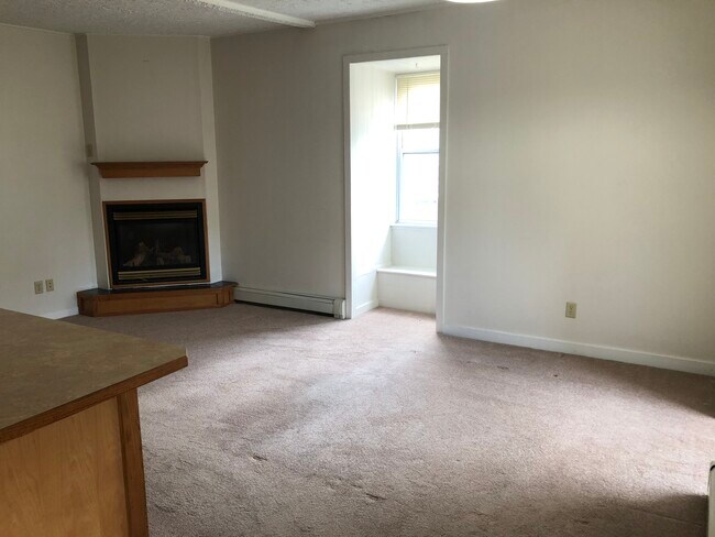 Building Photo - 65 Oswego St