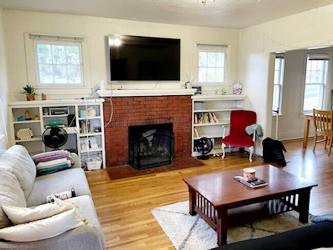 Building Photo - University Hills Bungalow, Preleasing AUG....