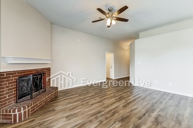 Foto del edificio - 4643 Yellowleaf Dr