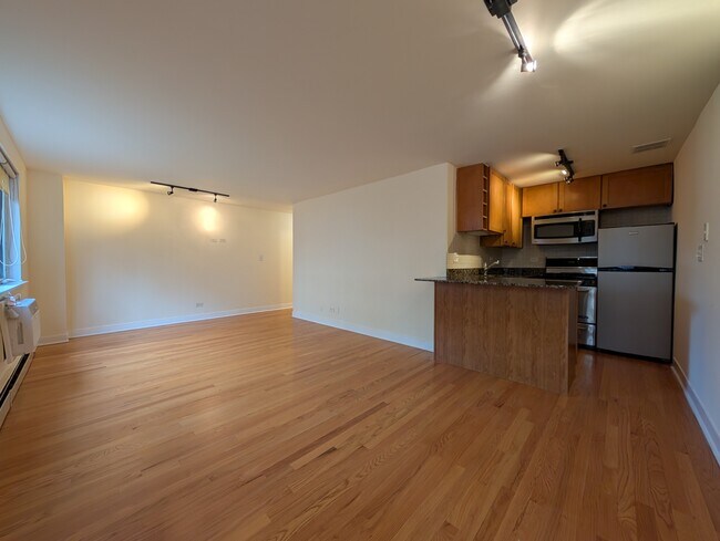 Building Photo - 630 W Wrightwood Ave