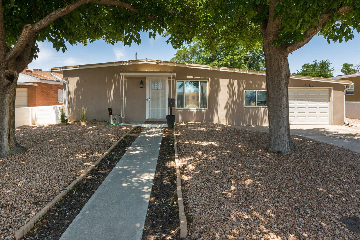 Foto principal - 4601 Palo Duro Ave NE