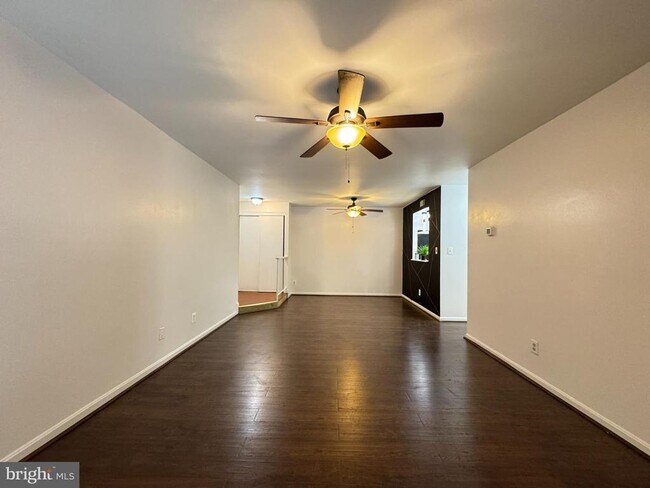 Foto del edificio - 5916 Cove Landing Rd