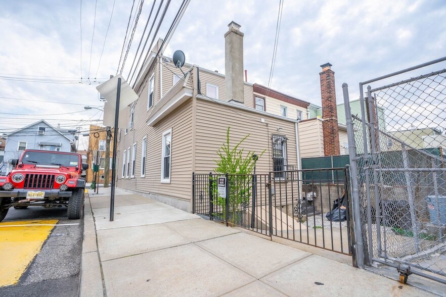 Building Photo - 814 28th St