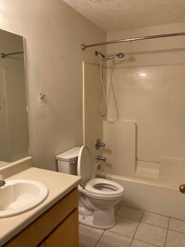 Foto del edificio - 2 bedroom 1 bath, only 3 blocks from the b...