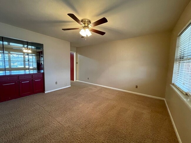 Building Photo - Huge 3/2 home available immediately!!