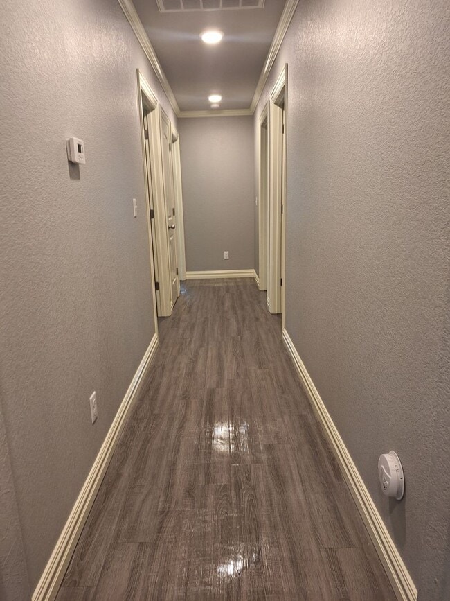 Building Photo - 3 bedroom Duplex