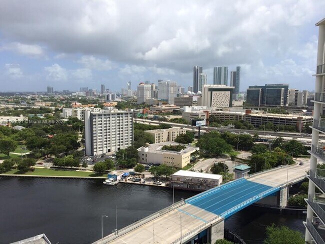 Foto del edificio - 10 SW South River Dr