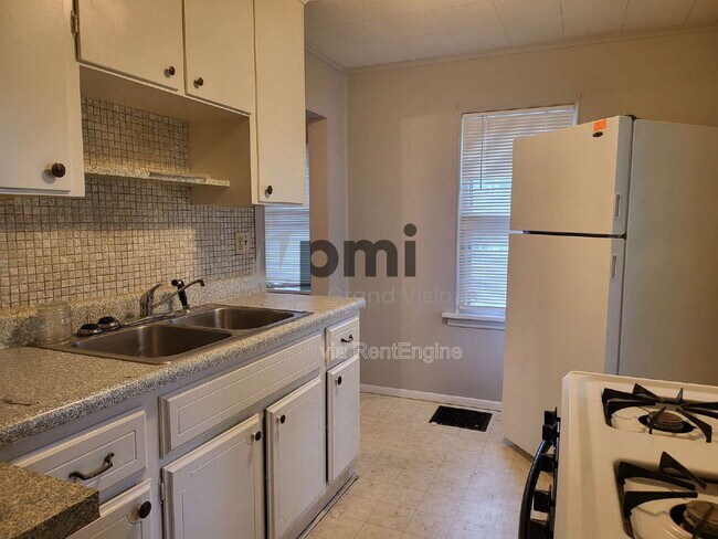 Foto del edificio - 1553 N Walnut Grove Ave