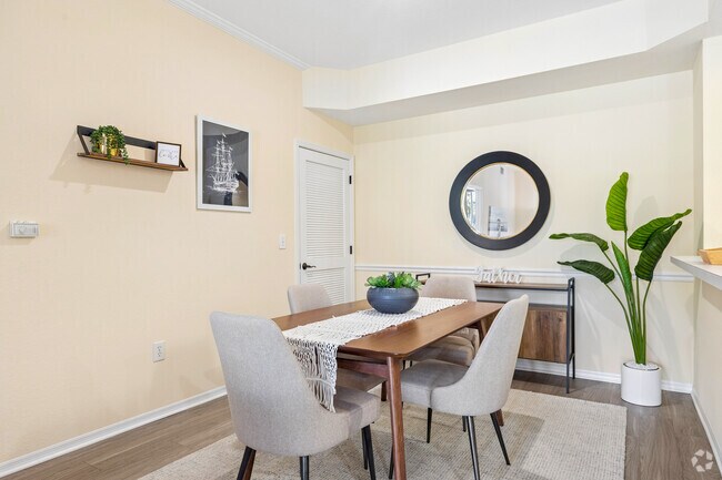 Cornell - 2 habitaciones, 2 baños - 1202 pies cuadrados - Comedor - The Lakes At College Pointe