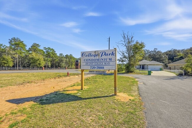 Building Photo - Charming 2 Bedroom Condo with Community Pool!