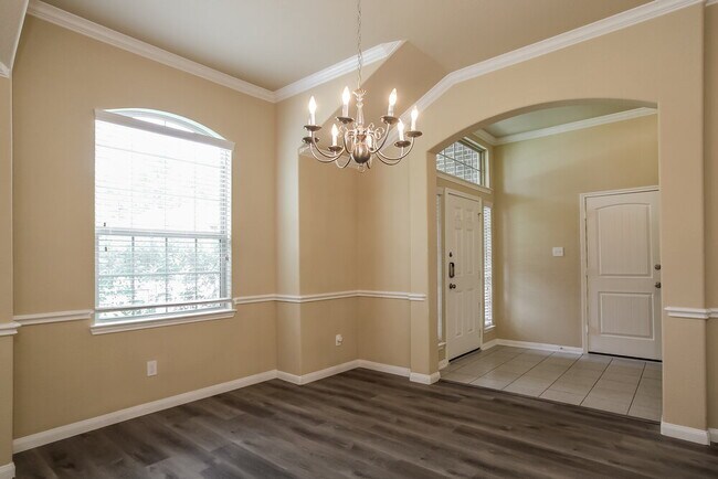 Building Photo - 988 Arbor Glen