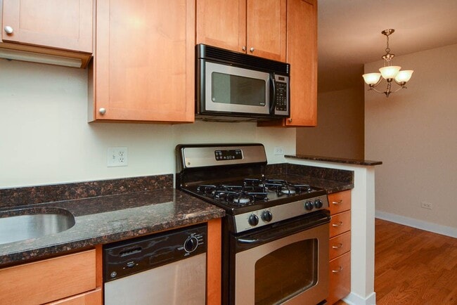 Building Photo - 630 W Wrightwood Ave