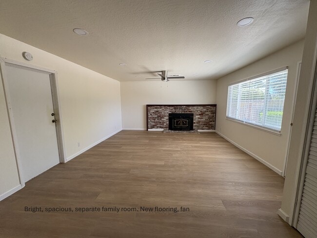 Building Photo - 718 Ruth Dr