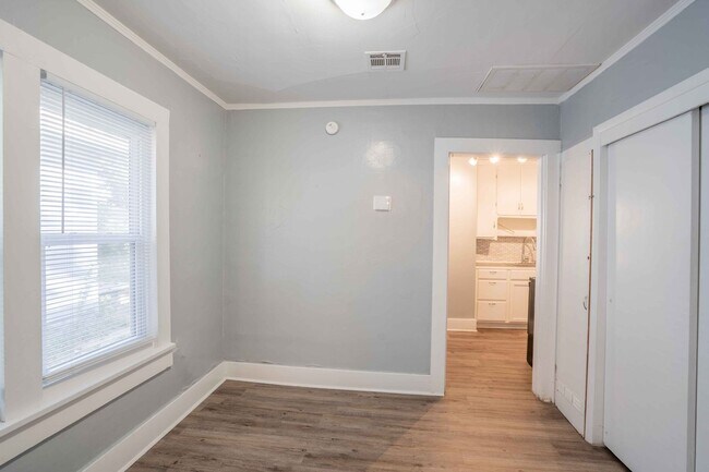Building Photo - Charming 1-Bedroom/1 Bath duplex for Rent ...