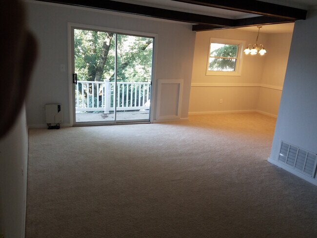 Living Area - 11 Warren Lodge Ct