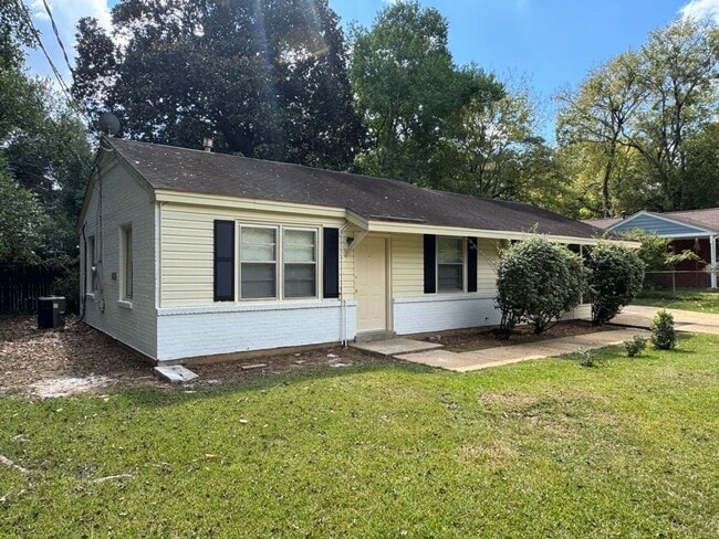 Building Photo - Spacious 3 Bedroom / 2 Bath Home – Designe...