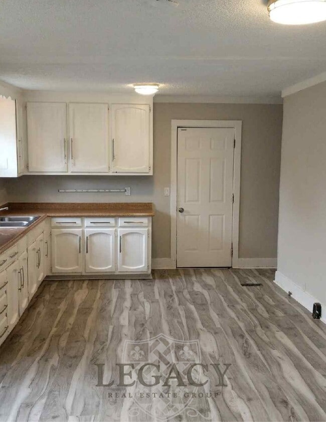 Foto del edificio - 1976 Loney Dr