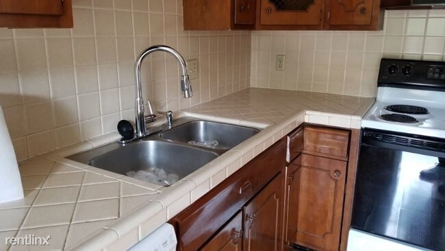 Building Photo - 3 br, 2.5 bath Condo - 9597 Outlook Drive