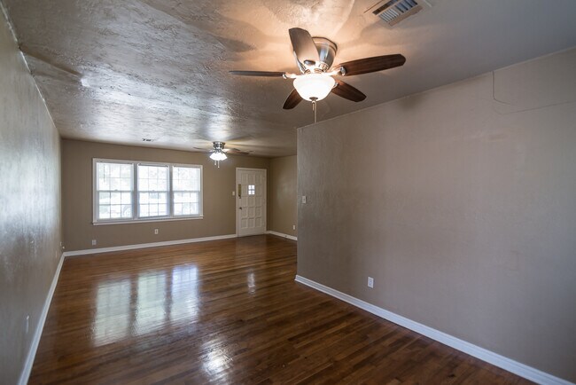 Building Photo - 2025 W Admiral Rd