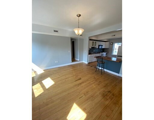 Primary Photo - 3 Bellevue Pl
