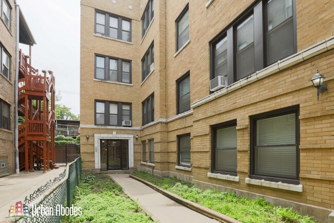Building Photo - 816 W Cornelia Ave