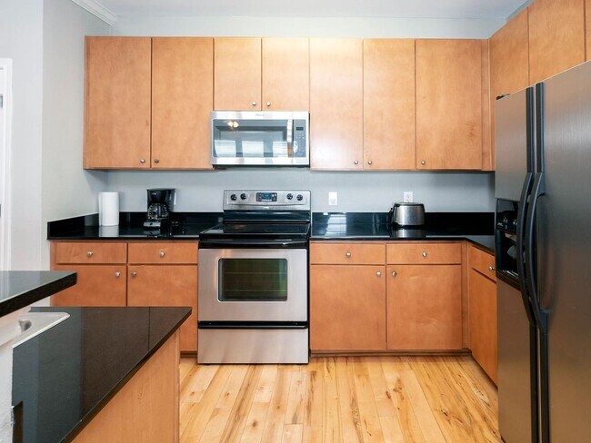 Foto del edificio - 4 Bedroom Condo In the UT Campus Area