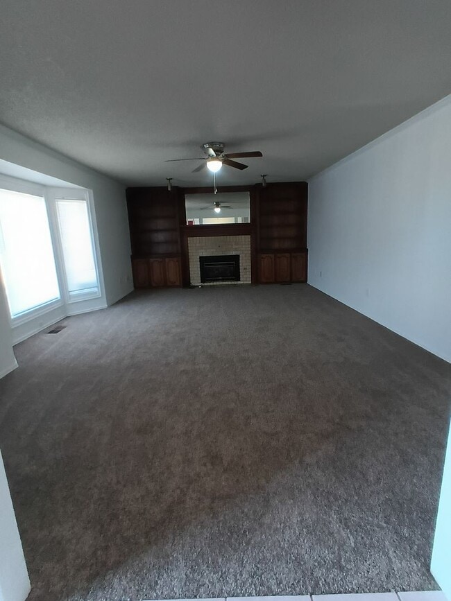 Building Photo - MILITARY MOVE IN SPECIAL!