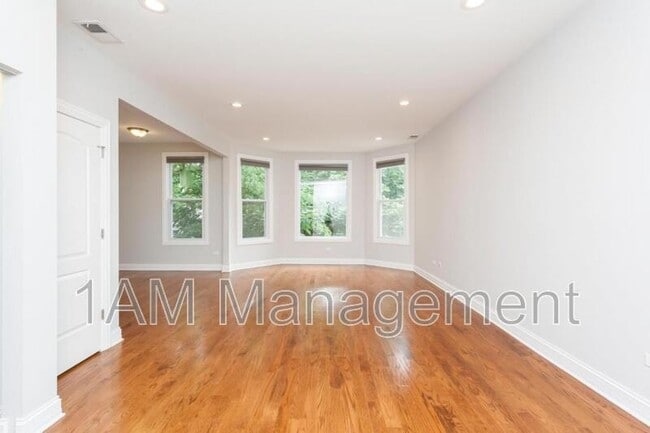 Building Photo - 3242 N Ridgeway Ave