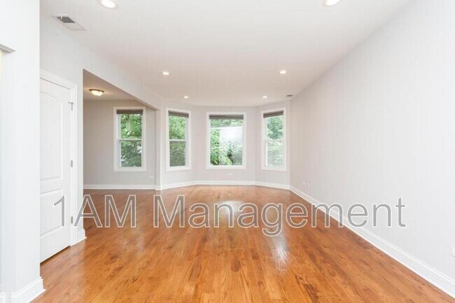 Foto del edificio - 3242 N Ridgeway Ave