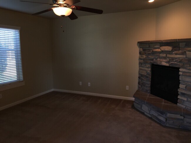 Building Photo - 3 Bedroom / 2.5 Bathroom Home in Fieldston...