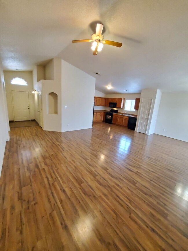 Building Photo - 3 Bed 2 Bath home in Huning Ranch!