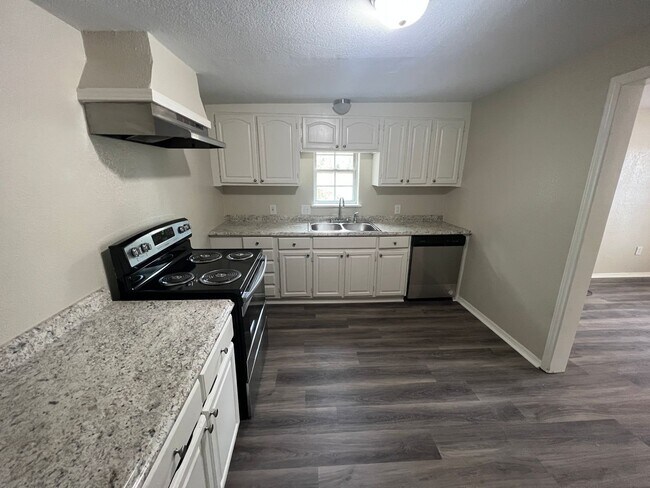 Building Photo - Single Family Home *LEASING SPECIAL AVAILABLE*