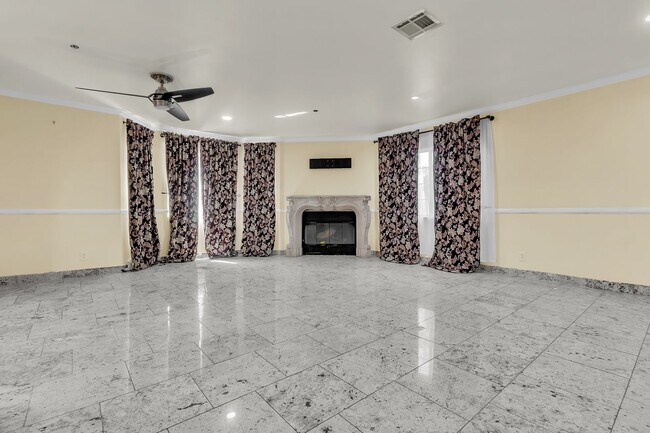 Foto del edificio - 5246 N Gareloch Ave