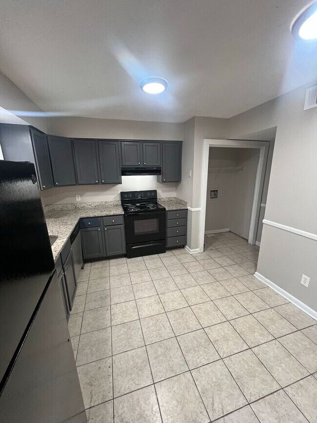 Foto del edificio - NOW READY!!! 3 bed 1.5 bath TOWNHOME!!