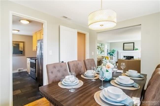 Building Photo - 5Bd/2Ba Seattle House