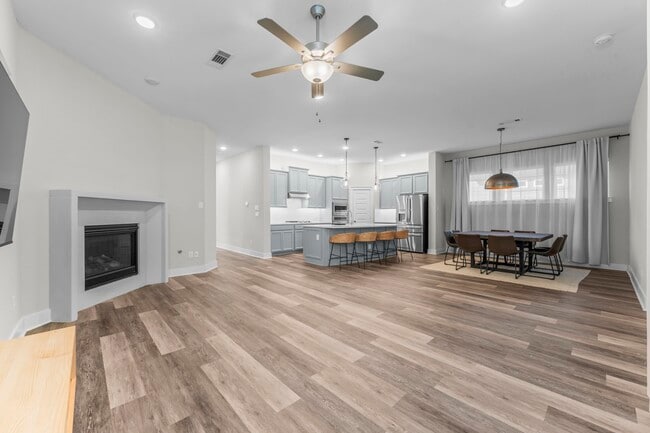 Building Photo - 218 Thistle Dr