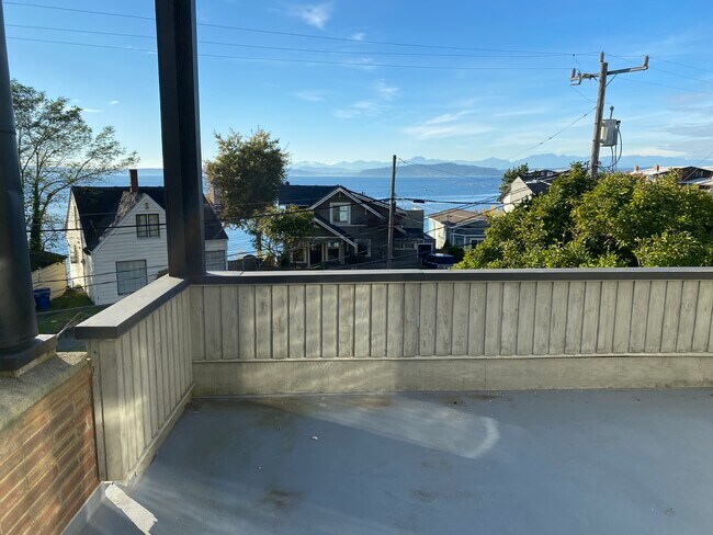 Building Photo - 3812 Beach Dr SW