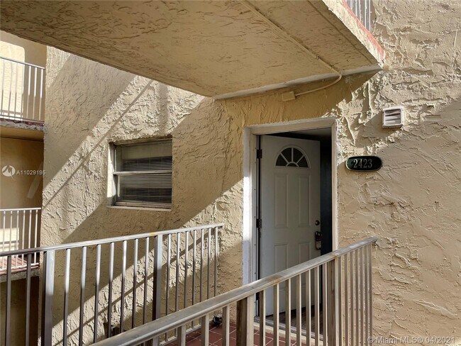 Building Photo - 10000 NW 80th Ct