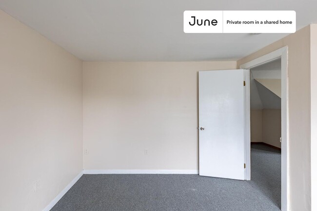 Building Photo - Private bedroom in 5 bed/2 bath Home