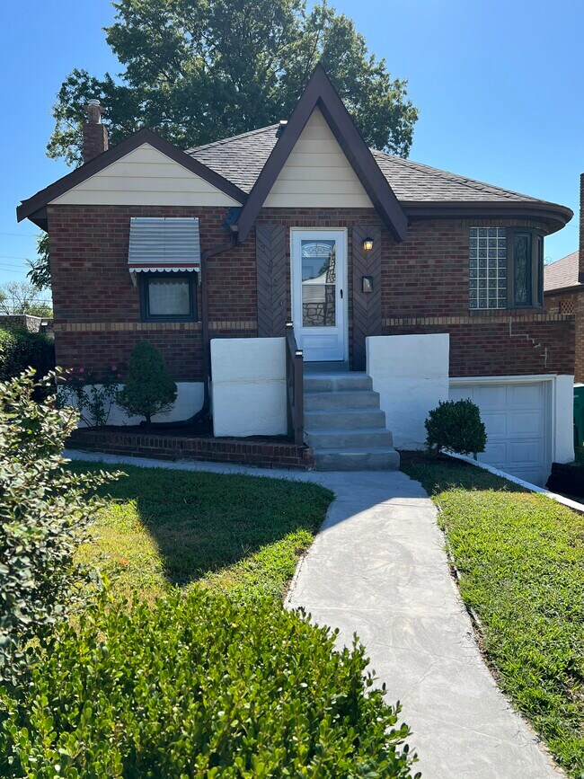 Frente - 3014 Maywood Ave