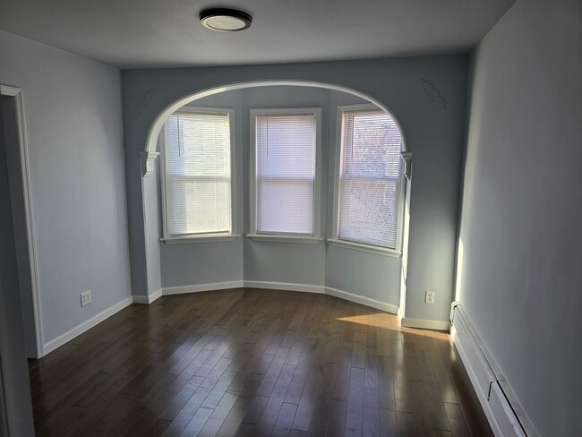 Building Photo - 3 Bedroom Apt | Newly Renovated | Convenie...